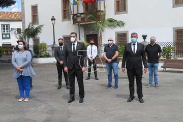 Minuto de silencio por las víctimas del Covid-19 en la plaza de San Juan y del personal de Servicios Sociales (Foto TA)